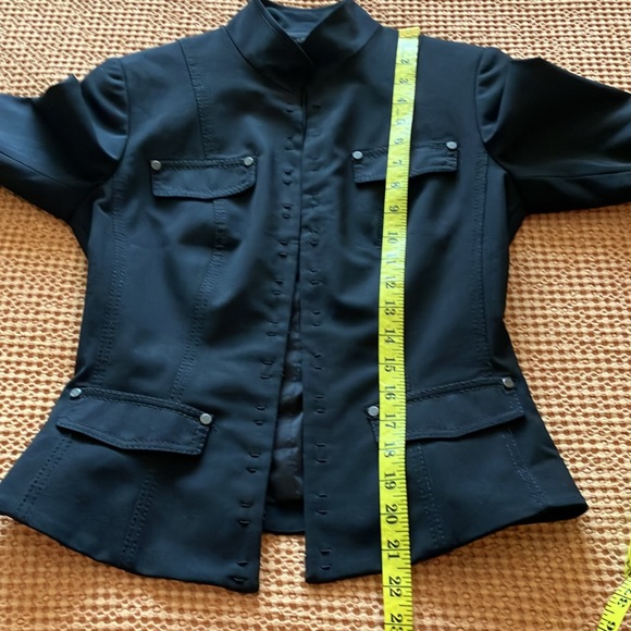 Fabulous Elie Tahari black jacket w/great lines&stitch detail & hook&eye closure - Picture 13 of 16